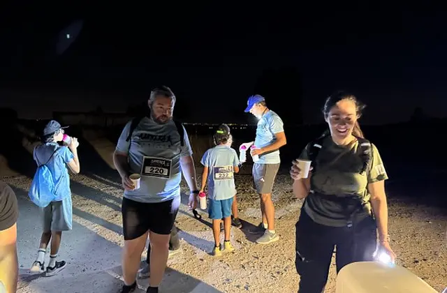 Participantes de la marcha en el avituallamiento, ya de noche