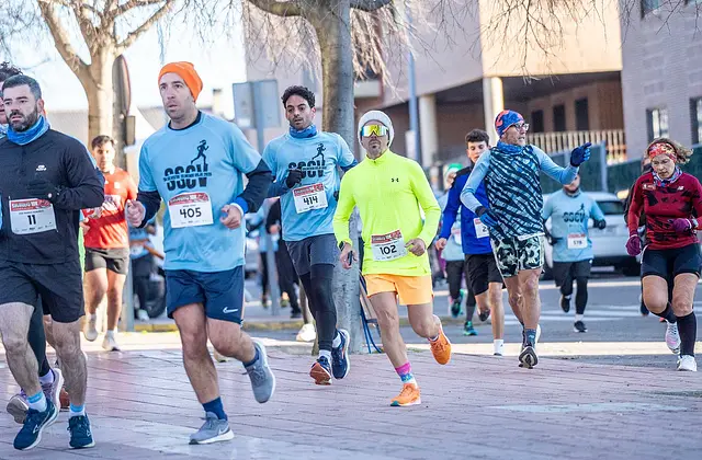 Participantes con la camiseta de la carrera por las calles de Colmenar Viejo