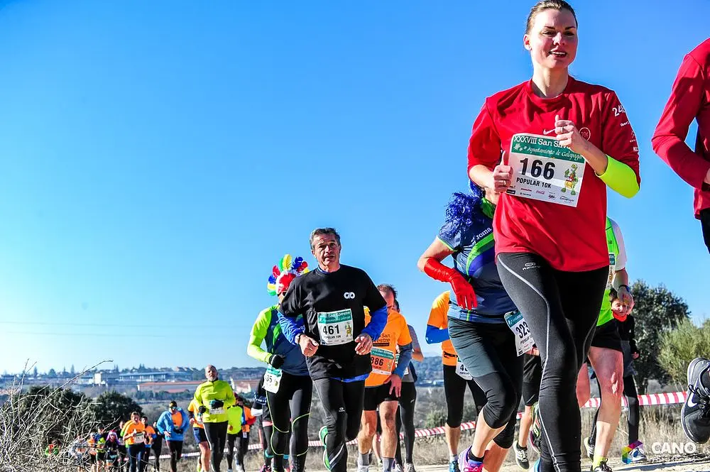 Corredores del 10K por uno de los caminos de tierra del recorrido