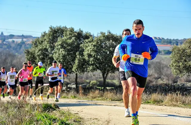 A pack of runners on an unpaved stretch of the Galapagar San Silvestre