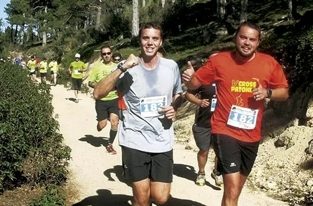 Corredores subiendo por una pista entre pinares en la Vuelta a La Jarosa