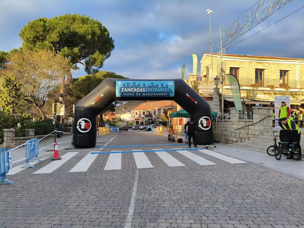 The Zancadas Solidarias start and finish arch in Hoyo de Manzanares' Plaza Mayor