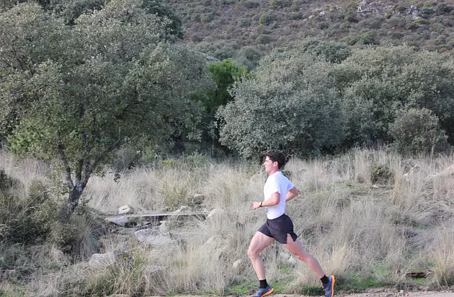Participante por un camino de la Sierra de Hoyo en la edición de 2025