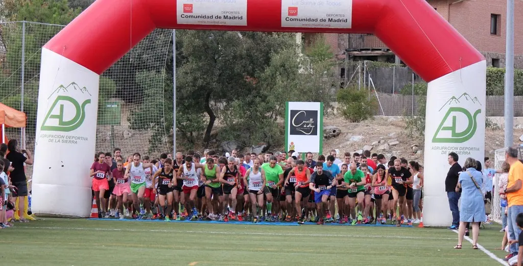 The start of the Peña El Botijo race by the Hoyo de Manzanares sports centre