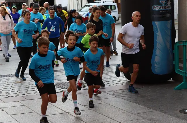 Participants in the 2024 edition by the start arch in the centre of Miraflores