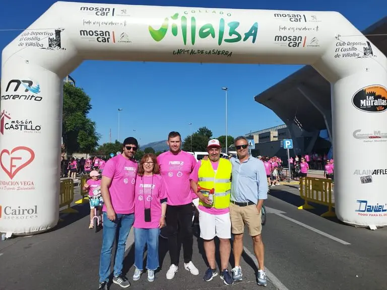 Arco de meta de la Carrera por la Discapacidad CAPAZ APASCOVI en Collado Villalba (2025)