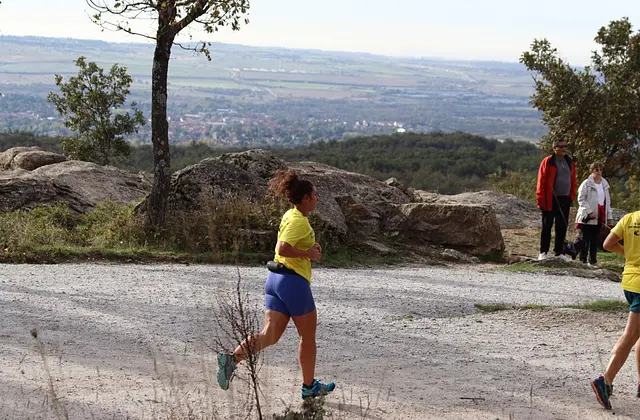 Una corredora por una pista de tierra de la ladera durante el Running Day 2024