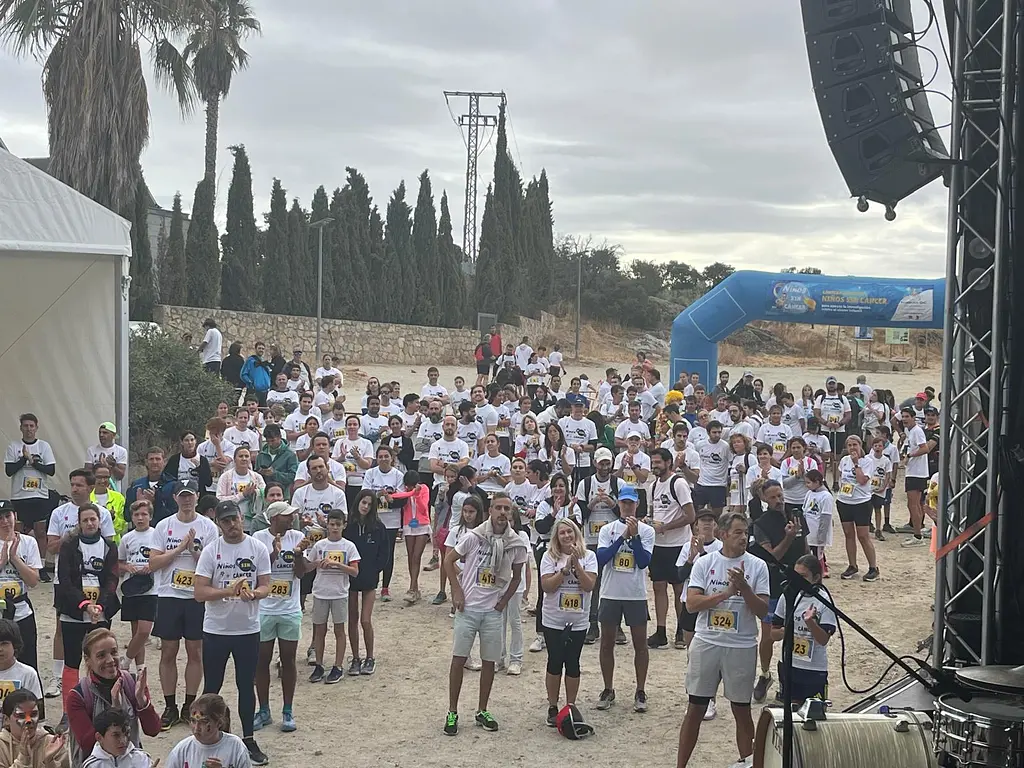 Participants in the race T-shirt by the start arch in Valdemorillo (2025 edition)
