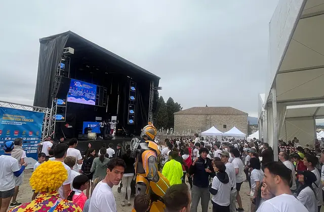 Ambiente festivo ante el escenario de la Carrera Niños Sin Cáncer (2025)