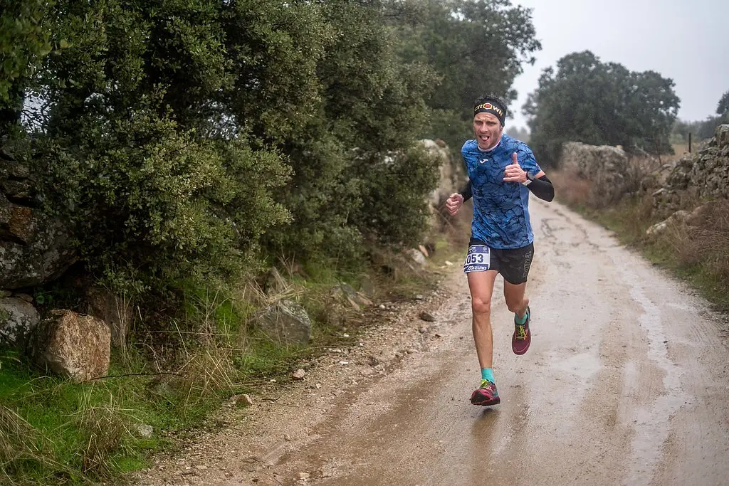 Un corredor por un camino entre muros de piedra en el Trail Ruta de la Piedra 2026