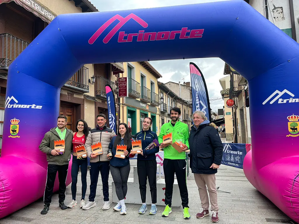 Winners of the 2025 San Silvestre de Buitrago under the finish arch in the old town