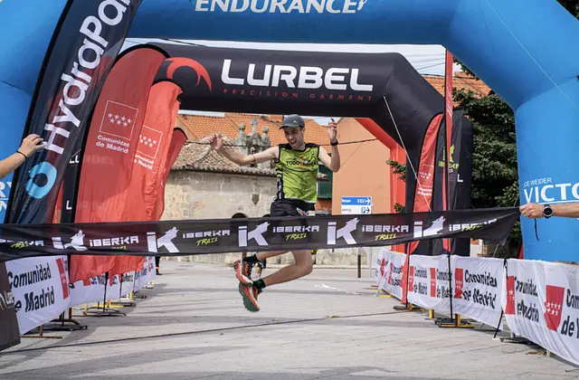 A runner celebrates at the finish line in Lozoyuela (2026)