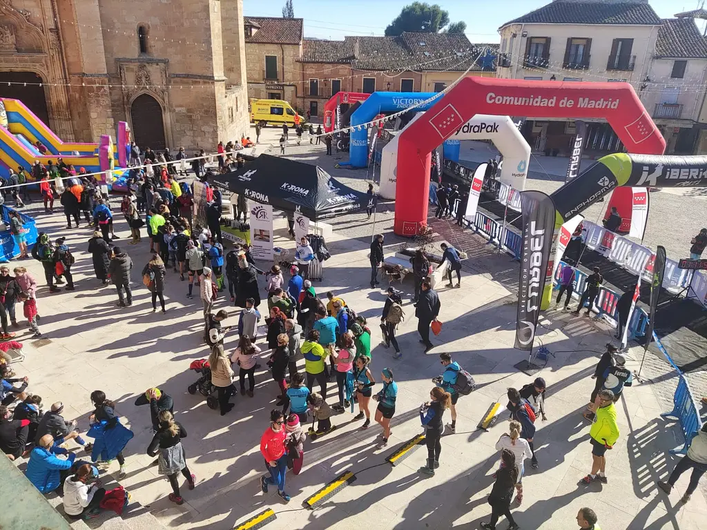 Ambiente en la Plaza Mayor de Torrelaguna, zona de salida y meta de la Iberika Trail (2023)