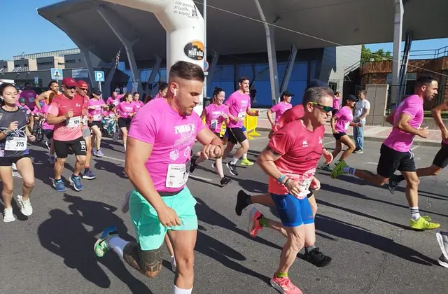 Runners in the race's pink T-shirt just after the start at the Ciudad Deportiva (2025 edition)